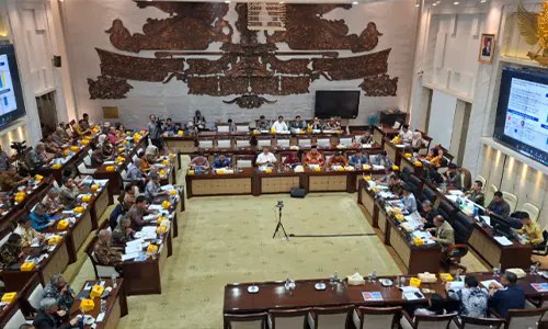 Rapat Perdana di DPR: Menkeu Baru Bicara Tantangan Ekonomi dan Arah RAPBN 2026